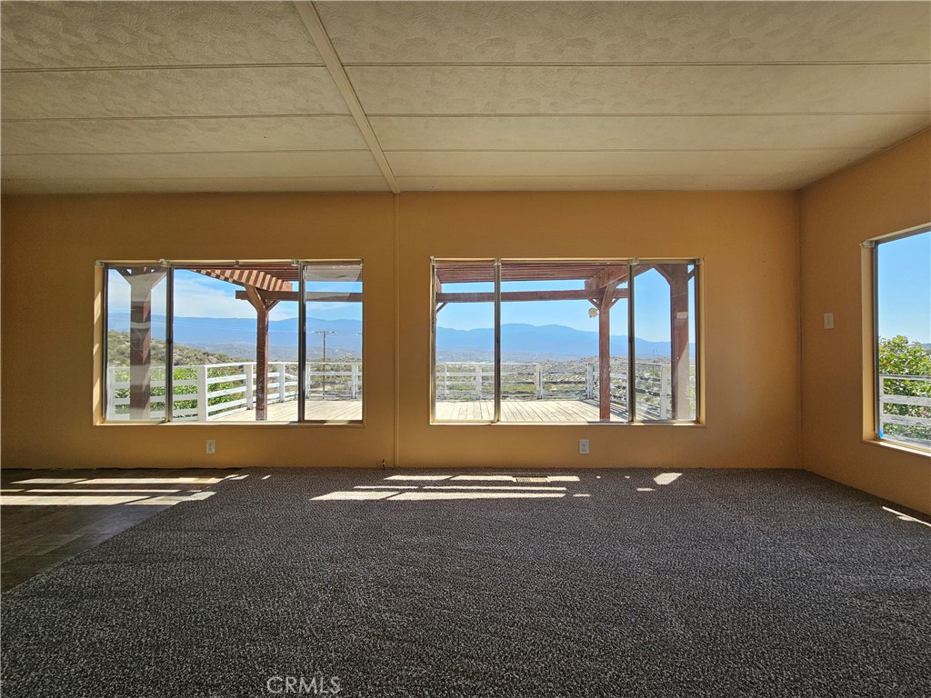 https://media.crmls.org/medias/0d34624b-fd55-4844-9a14-aa5cdf8db81b.jpg?preset=X-Large
