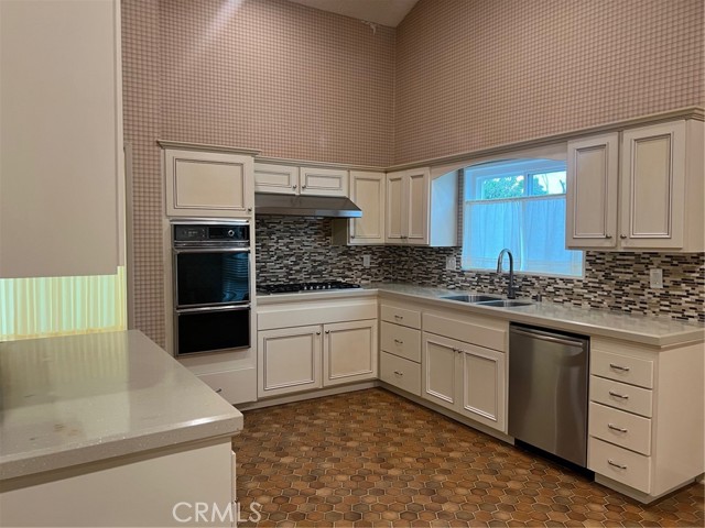 Spacious Kitchen w/Vaulted Ceilings