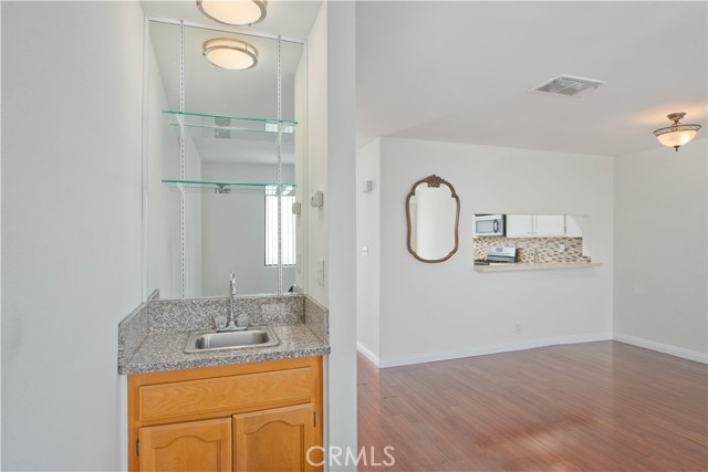 Detail Gallery Image 9 of 24 For 21040 Parthenia St #26,  Canoga Park,  CA 91304 - 2 Beds | 2/1 Baths