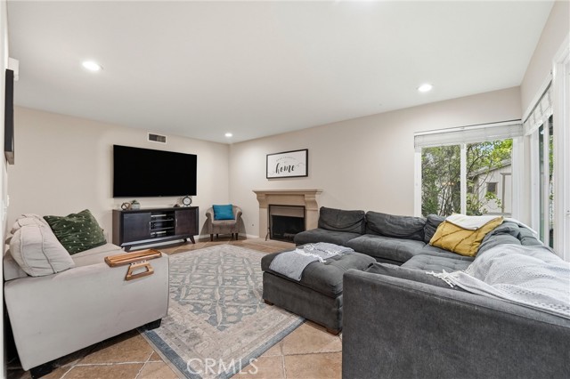 Detail Gallery Image 14 of 52 For 1513 Glenn Cir, Placentia,  CA 92870 - 4 Beds | 2/1 Baths