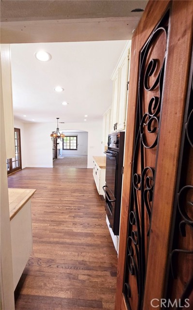 Detail Gallery Image 10 of 20 For 19613 Hiawatha St, Chatsworth,  CA 91311 - 4 Beds | 3/1 Baths