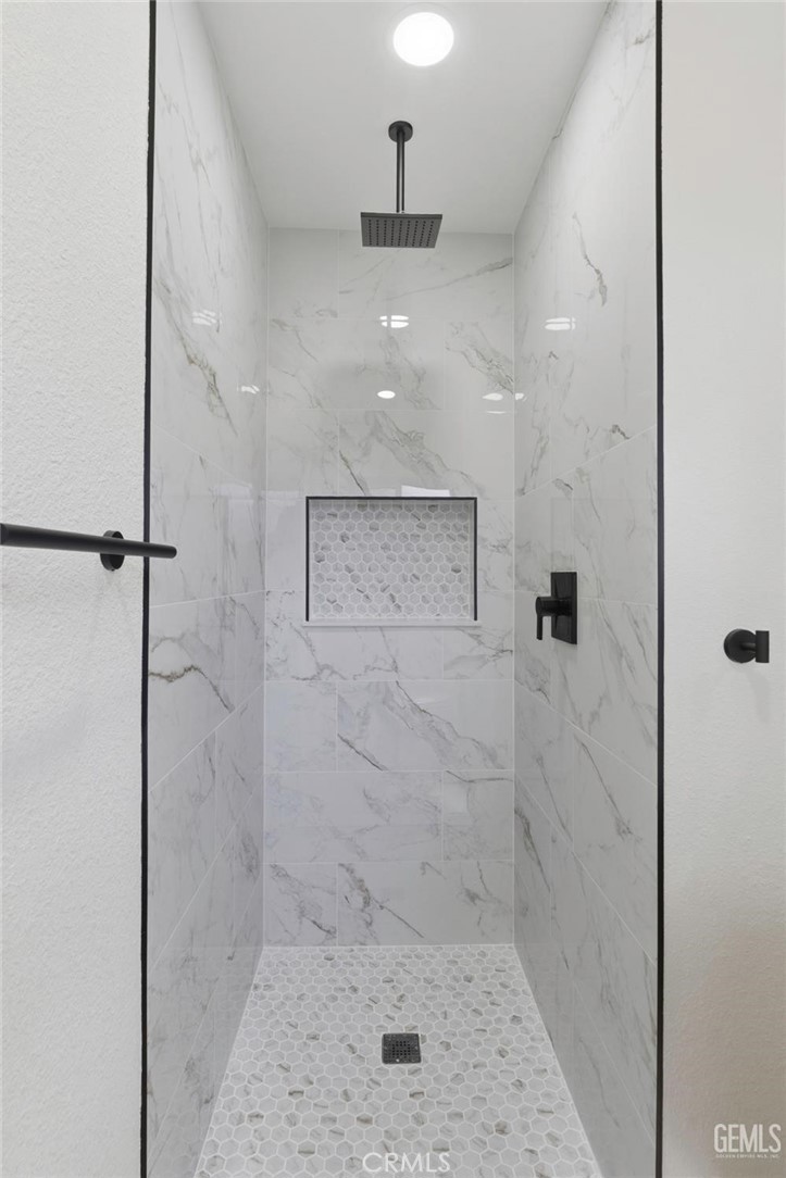 https://media.crmls.org/medias/0d3eb43f-cb4a-4880-9667-c5fe6d64ca70.jpg?preset=X-Large