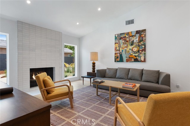 Detail Gallery Image 8 of 42 For 5607 Royer Ave, Woodland Hills,  CA 91367 - 4 Beds | 2 Baths