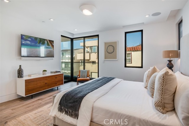 200 40th Street, Manhattan Beach, California 90266, 4 Bedrooms Bedrooms, ,4 BathroomsBathrooms,Residential,Sold,40th,SB22010624