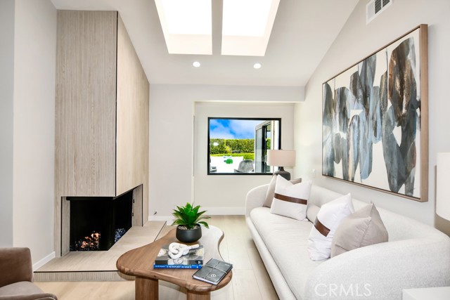 Detail Gallery Image 17 of 41 For 10 White Water Dr, Corona Del Mar,  CA 92625 - 2 Beds | 2 Baths
