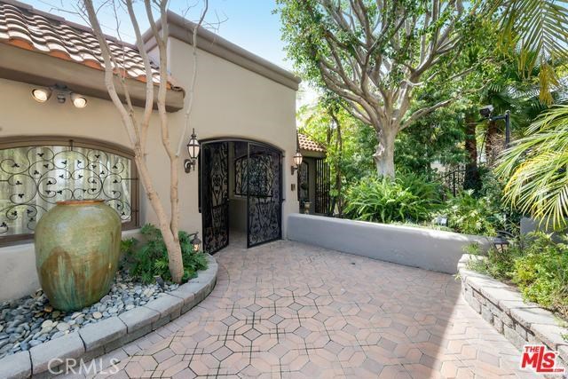 Detail Gallery Image 2 of 75 For 7218 Mulholland Dr, Los Angeles,  CA 90068 - 6 Beds | 9/1 Baths