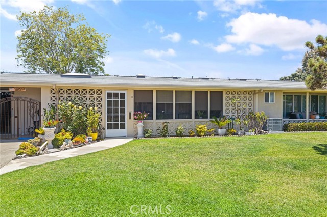 13430 St Andrews Drive, Seal Beach CA: https://media.crmls.org/medias/0d462d8d-f201-4017-9cdd-872c252669a4.jpg
