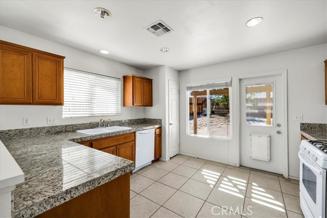 5154 Split Rock Avenue, 29 Palms CA: https://media.crmls.org/medias/0d47cb20-0ebb-46e1-ae61-a24f1c7bc9ea.jpg