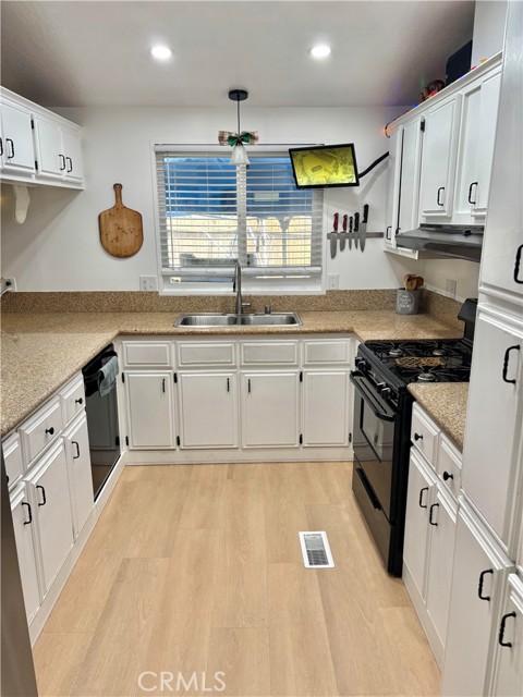 Detail Gallery Image 3 of 16 For 27635 Peridot, Castaic,  CA 91384 - 2 Beds | 2 Baths