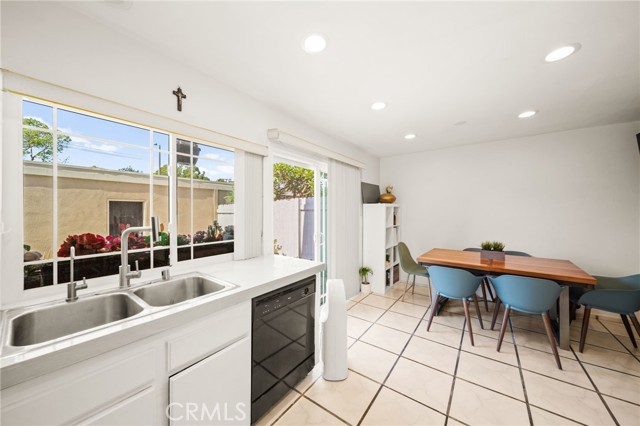 Detail Gallery Image 8 of 27 For 2921 S Sycamore St #E,  Santa Ana,  CA 92707 - 3 Beds | 1/1 Baths