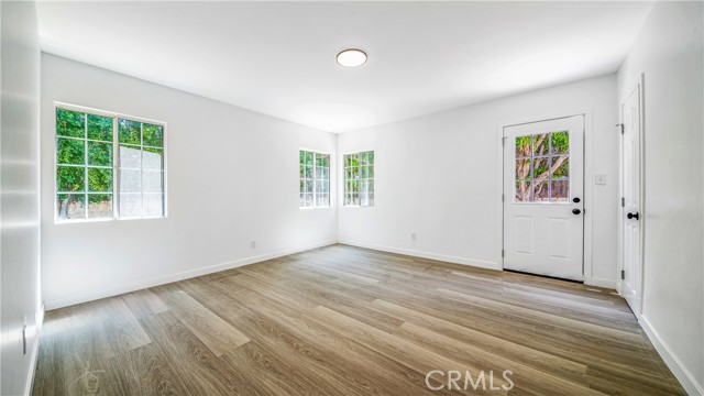 Detail Gallery Image 10 of 14 For 15948 Wyandotte St, Lake Balboa,  CA 91406 - 3 Beds | 2 Baths