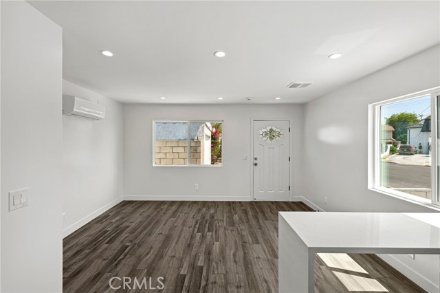 11062 Oneida Avenue, San Fernando CA: https://media.crmls.org/medias/0d4a6592-c11e-44ed-a34f-a47a1055c49f.jpg
