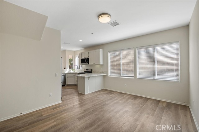 Detail Gallery Image 17 of 43 For 1868 Day Lily Ln, Simi Valley,  CA 93065 - 3 Beds | 2/1 Baths