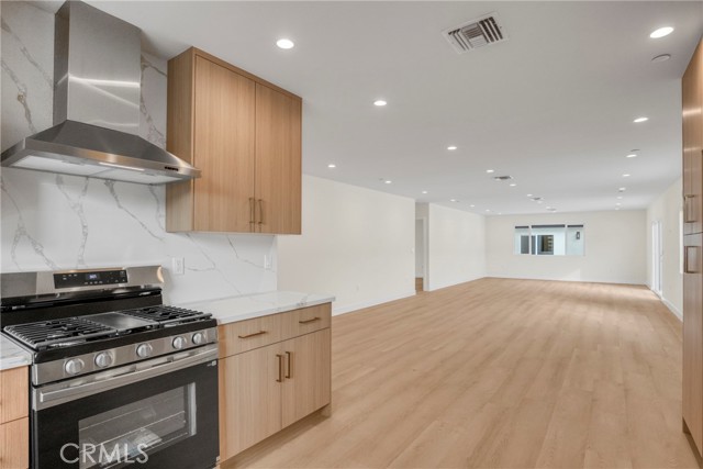 Detail Gallery Image 10 of 39 For 7040 Tyrone Ave, Van Nuys,  CA 91405 - 6 Beds | 4/1 Baths