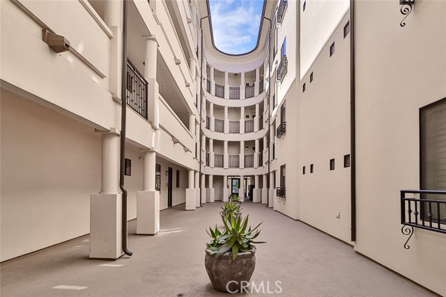 Detail Gallery Image 7 of 49 For 4724 Kester Ave #404,  Sherman Oaks,  CA 91403 - 3 Beds | 2 Baths