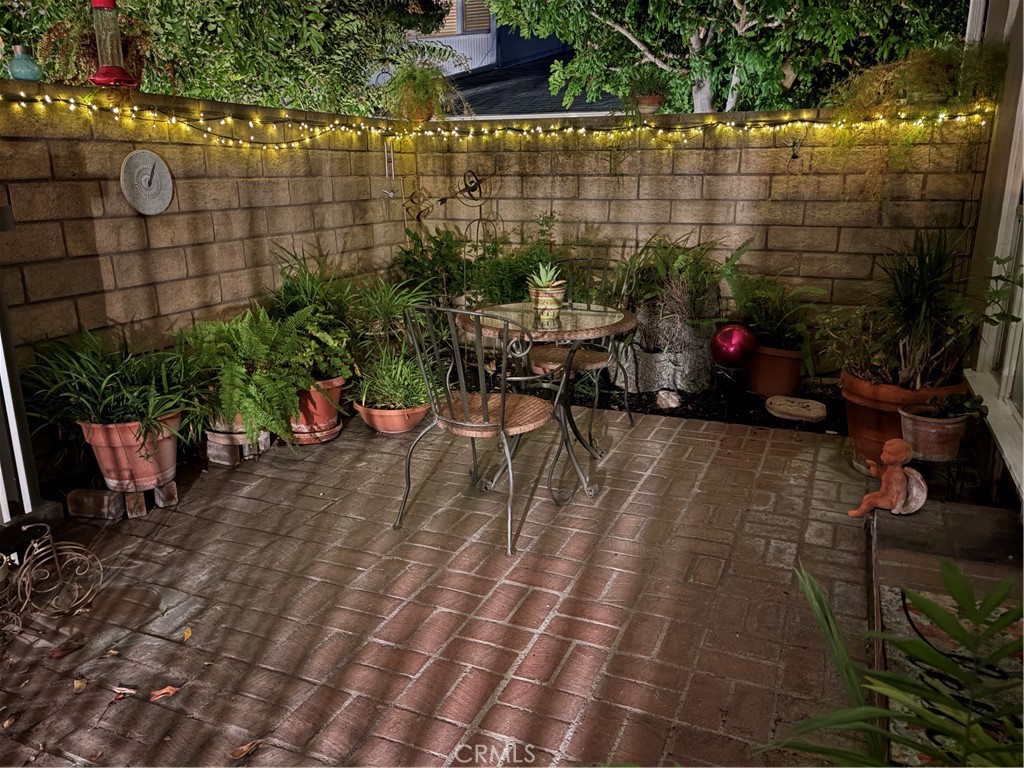 https://media.crmls.org/medias/0d4d7ac9-28e4-45e0-9098-d38069463f57.jpg?preset=X-Large