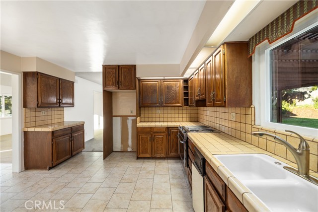 Detail Gallery Image 16 of 34 For 13402 Winthrope St, Santa Ana,  CA 92705 - 4 Beds | 2 Baths