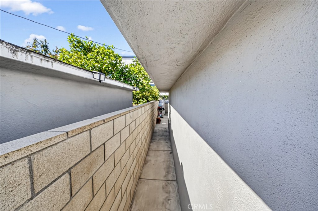 https://media.crmls.org/medias/0d50ae36-7a53-4d24-9653-bc00da1f851c.jpg?preset=X-Large