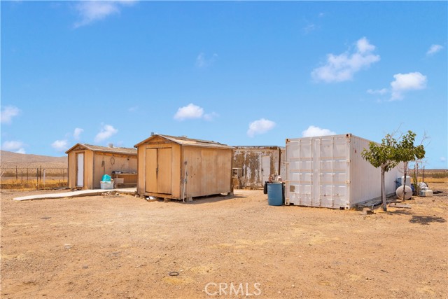 27320 Rodeo Road, Helendale CA: https://media.crmls.org/medias/0d529a73-7e9c-409b-8c15-dc50903c24f1.jpg