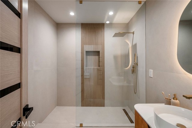 14126 Runnymede Street, Van Nuys CA: https://media.crmls.org/medias/0d540188-9614-4d50-8150-9b2014ef5e58.jpg