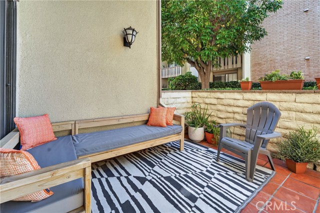 Detail Gallery Image 9 of 46 For 5240 Yarmouth #4,  Encino,  CA 91316 - 3 Beds | 3 Baths