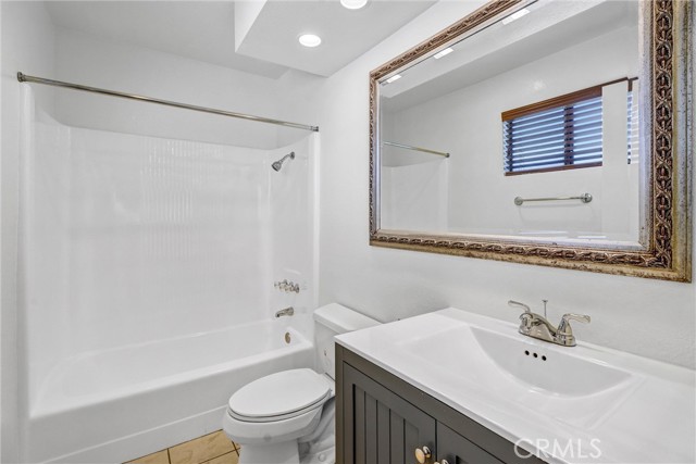 18403 Collins Street, Tarzana CA: https://media.crmls.org/medias/0d5c42ba-ea9f-45a4-9b8a-64514eeb3929.jpg