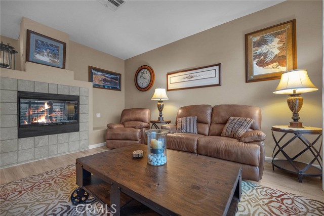 Detail Gallery Image 4 of 30 For 1448 Patricia #203,  Simi Valley,  CA 93065 - 3 Beds | 2/1 Baths