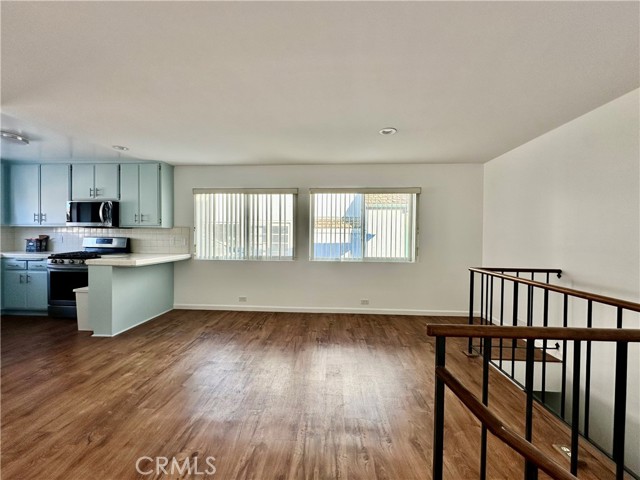 Detail Gallery Image 2 of 12 For 28 20th Ct, Hermosa Beach,  CA 90254 - 2 Beds | 2 Baths