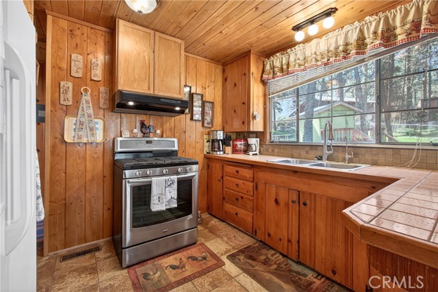 Detail Gallery Image 11 of 49 For 5806 Victorville, Wrightwood,  CA 92397 - 3 Beds | 1/1 Baths