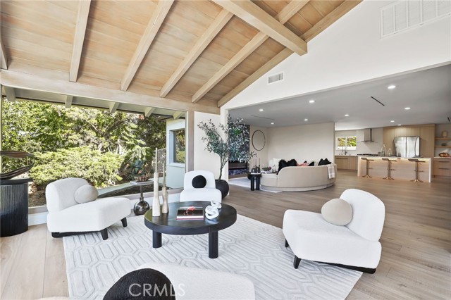 9425 Gierson Avenue, Chatsworth CA: https://media.crmls.org/medias/0d64bc3c-4b71-4d2c-9515-36b150364868.jpg
