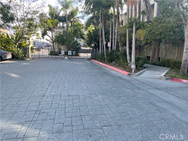 Image 34 of 40 For 2233 Martin  302