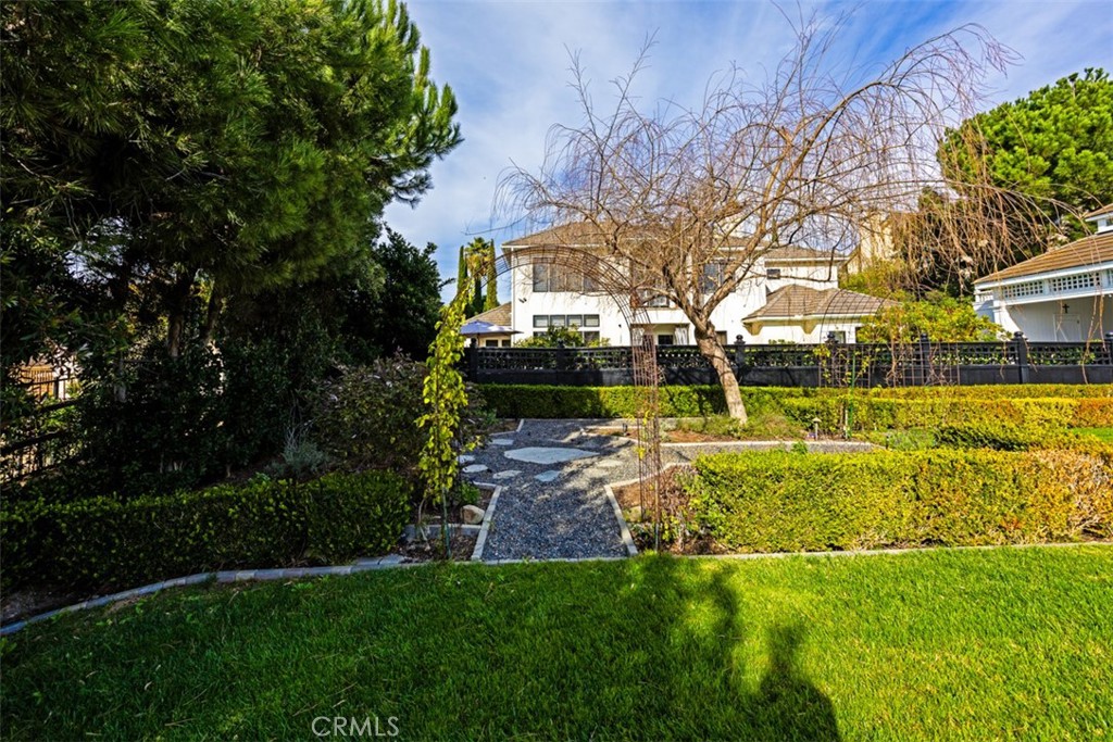 https://media.crmls.org/medias/0d66b2d8-c317-4b25-9928-766fa2fb9ac1.jpg?preset=X-Large