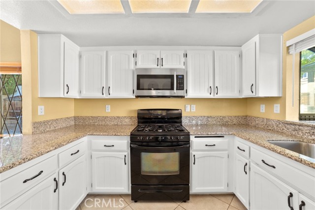 17800 Rancho Bonita Road, Victorville CA: https://media.crmls.org/medias/0d66d963-2adf-4d06-b24d-d09736b86b37.jpg
