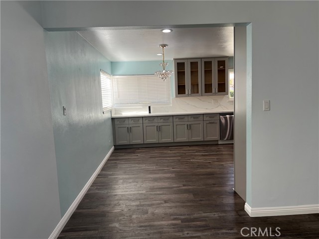 Detail Gallery Image 16 of 42 For 18614 Liggett St, Northridge,  CA 91324 - 5 Beds | 3/1 Baths