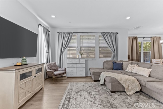 Detail Gallery Image 2 of 36 For 2350 S via Esplanade #31,  Ontario,  CA 91762 - 3 Beds | 2/1 Baths