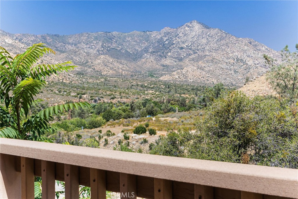 https://media.crmls.org/medias/0d682b80-ff67-4d35-9bcd-f61c87efaef0.jpg?preset=X-Large