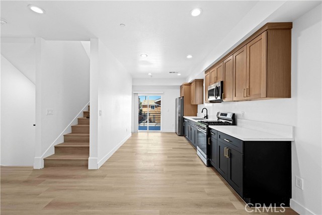 1039 W 43rd Street, Los Angeles CA: https://media.crmls.org/medias/0d685f91-ff6c-4baf-8c5e-1d4f589eef80.jpg