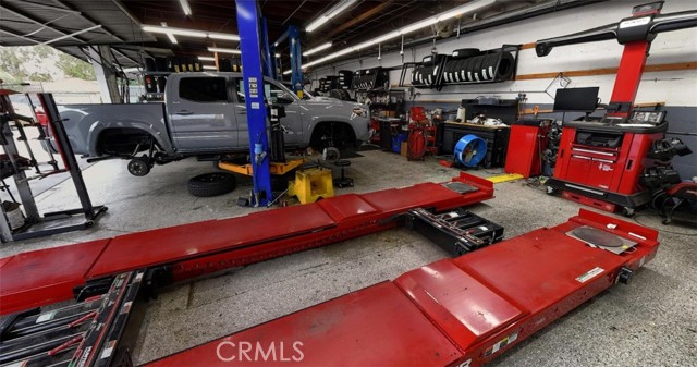 900 S San Fernando Boulevard, Burbank CA: https://media.crmls.org/medias/0d69d59e-c42a-413f-a593-bc34b98108f6.jpg