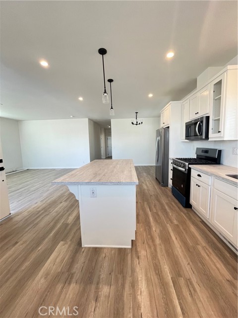 Detail Gallery Image 4 of 20 For 1550 Rimpau Ave #42,  Corona,  CA 92881 - 4 Beds | 2 Baths