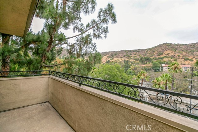 6700 Hillpark Drive, Los Angeles CA: https://media.crmls.org/medias/0d6ad9ac-bfda-4fba-9b00-2608f681eae7.jpg