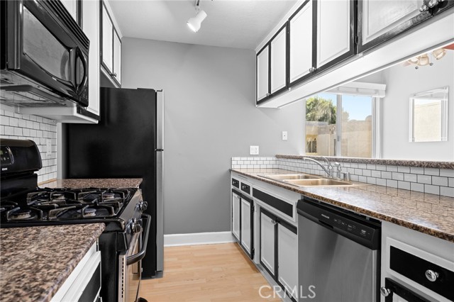 Detail Gallery Image 10 of 20 For 7045 Woodley Ave #212,  Van Nuys,  CA 91406 - 2 Beds | 2 Baths