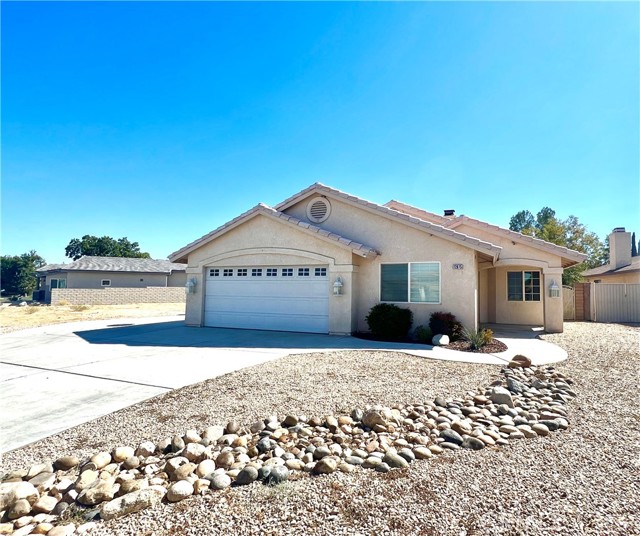 Detail Gallery Image 1 of 26 For 12975 Briarcliff Dr, Victorville,  CA 92395 - 3 Beds | 2 Baths