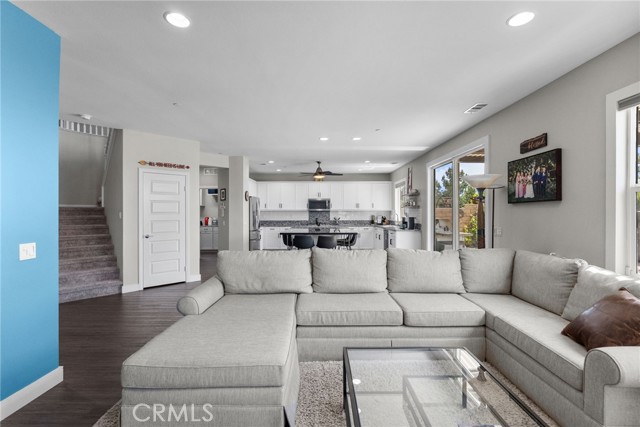 19512 Griffith Drive, Saugus CA: https://media.crmls.org/medias/0d7169c3-3f9c-4164-a81c-7129883b44d0.jpg