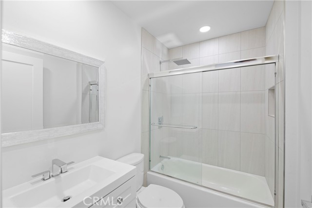 4557 HASKELL Avenue, 304 photo 17