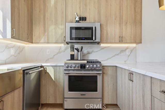 Detail Gallery Image 4 of 32 For 6511 N Contour Ln, North Hollywood,  CA 91606 - 3 Beds | 3/1 Baths