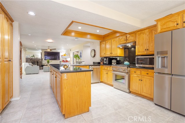Detail Gallery Image 10 of 41 For 12142 Gerald Ave, Granada Hills,  CA 91344 - 4 Beds | 3 Baths
