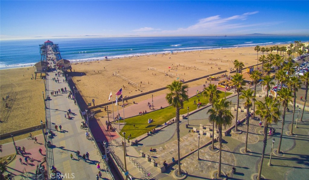 https://media.crmls.org/medias/0d74d5c1-690b-4a58-8f8b-cede0d7cd33e.jpg?preset=X-Large