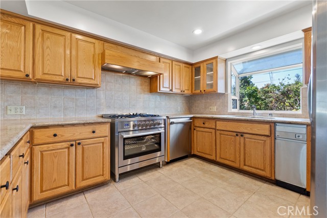 Detail Gallery Image 8 of 47 For 425 Calle De Castellana, Redondo Beach,  CA 90277 - 4 Beds | 2/1 Baths