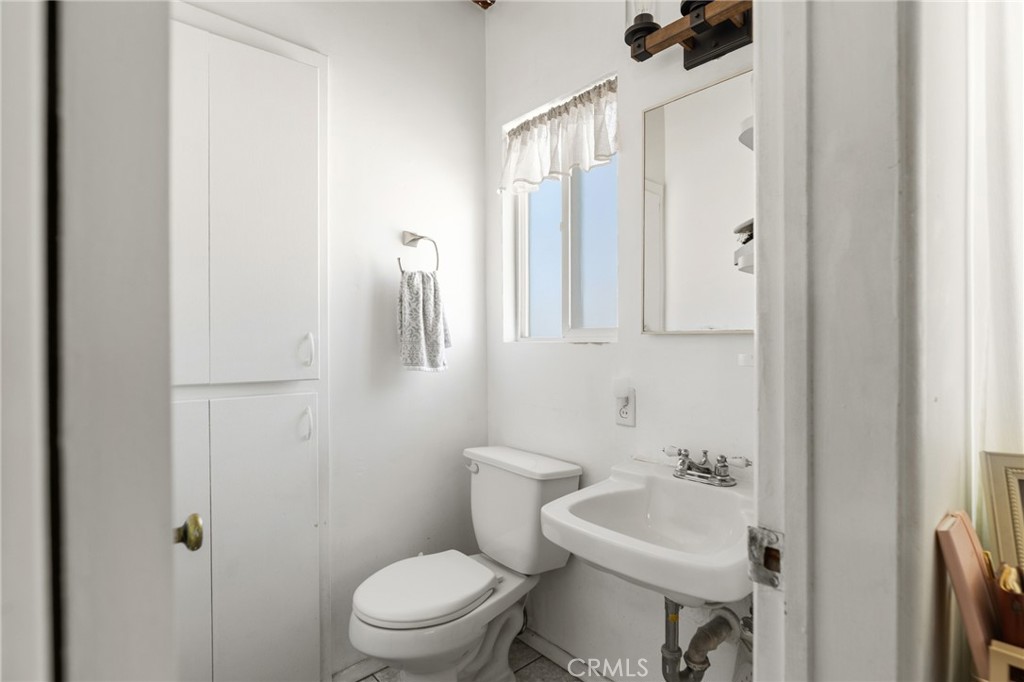 https://media.crmls.org/medias/0d765ef0-5475-4ca9-91d0-4e4442d2082a.jpg?preset=X-Large