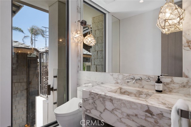 716 The Strand, Manhattan Beach CA: https://media.crmls.org/medias/0d7c2a99-0dfc-46b7-851f-e5a39d077aec.jpg